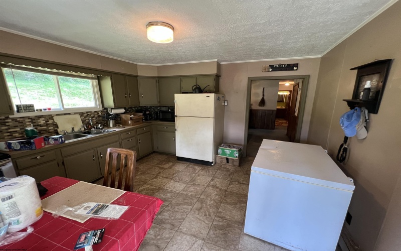 40 Bright Drive, Montrose, West Virginia 26283, 4 Bedrooms Bedrooms, 8 Rooms Rooms,1 BathroomBathrooms,Single Family Detached,For Sale,Bright,10161091