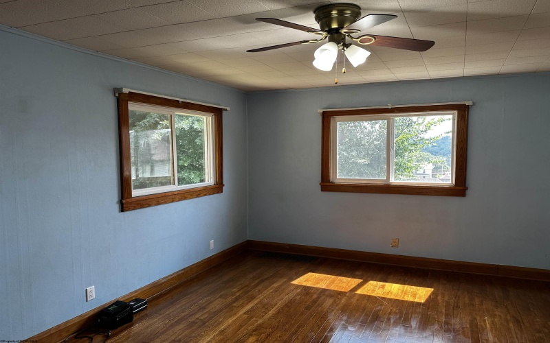 913 1/2 Fleming Avenue, Fairmont, West Virginia 26554, 2 Bedrooms Bedrooms, 5 Rooms Rooms,2 BathroomsBathrooms,Single Family Detached,For Sale,Fleming,10161094
