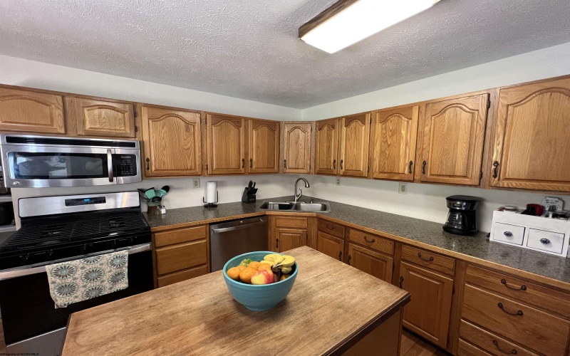 449 Hampton Road, Fairmont, West Virginia 26554, 5 Bedrooms Bedrooms, 9 Rooms Rooms,2 BathroomsBathrooms,Single Family Detached,For Sale,Hampton,10161102
