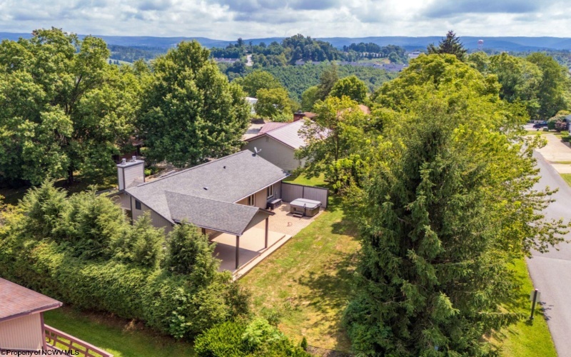 22 Cedarwood Drive, Morgantown, West Virginia 26505, 4 Bedrooms Bedrooms, 6 Rooms Rooms,3 BathroomsBathrooms,Single Family Detached,For Sale,Cedarwood,10161115