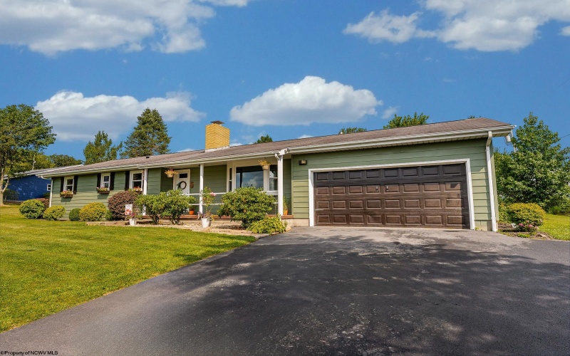 215 10th Street, Oakland, Maryland 21550, 3 Bedrooms Bedrooms, 10 Rooms Rooms,1 BathroomBathrooms,Single Family Detached,For Sale,10th,10161122