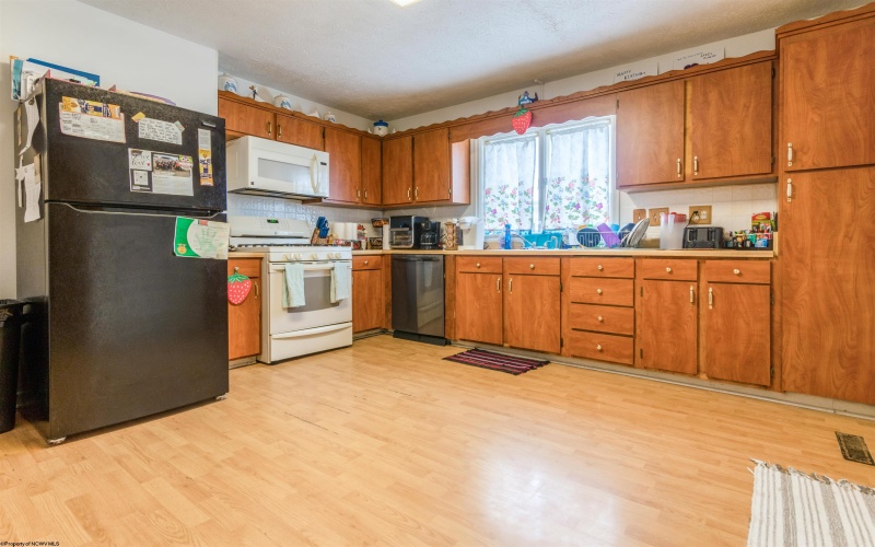 124 Chestnut Street, Clarksburg, West Virginia 26301, 4 Bedrooms Bedrooms, 11 Rooms Rooms,2 BathroomsBathrooms,Single Family Detached,For Sale,Chestnut,10161159