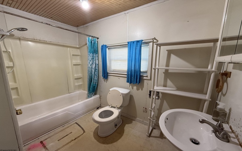 1112 17th Street, Clarksburg, West Virginia 26301, 2 Bedrooms Bedrooms, 4 Rooms Rooms,1 BathroomBathrooms,Single Family Detached,For Sale,17th,10161168