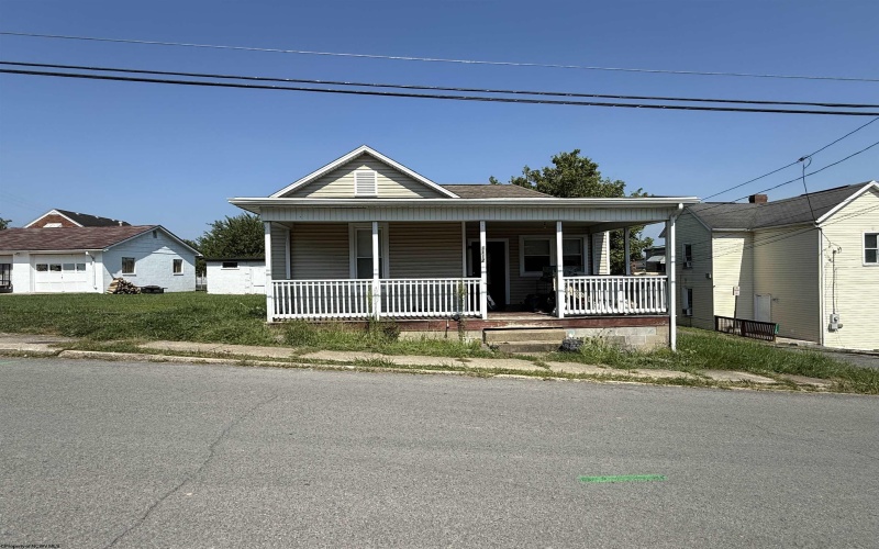 1112 17th Street, Clarksburg, West Virginia 26301, 2 Bedrooms Bedrooms, 4 Rooms Rooms,1 BathroomBathrooms,Single Family Detached,For Sale,17th,10161168
