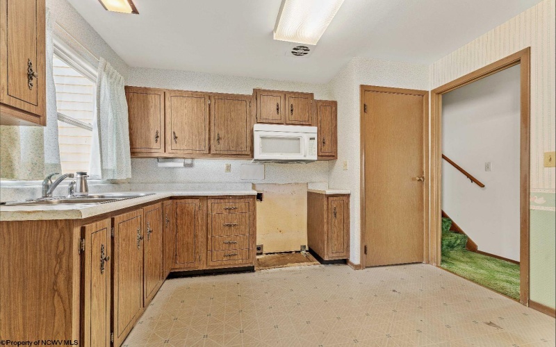 480 Hillview Drive, Morgantown, West Virginia 26505, 4 Bedrooms Bedrooms, 7 Rooms Rooms,2 BathroomsBathrooms,Single Family Detached,For Sale,Hillview,10161165