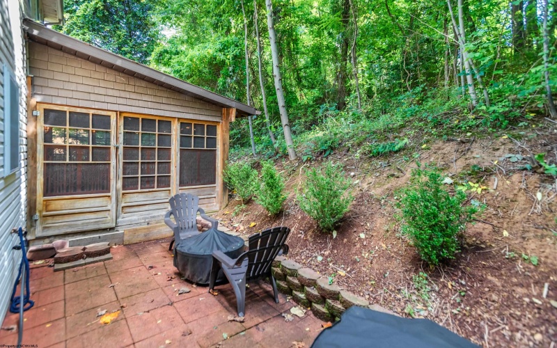 17 Karen Lane, Morgantown, West Virginia 26501, 3 Bedrooms Bedrooms, 9 Rooms Rooms,2 BathroomsBathrooms,Single Family Detached,For Sale,Karen,10161180