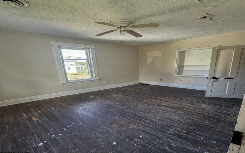 621 Louise Avenue, Morgantown, West Virginia 26505, 5 Bedrooms Bedrooms, 11 Rooms Rooms,1 BathroomBathrooms,Single Family Detached,For Sale,Louise,10161214