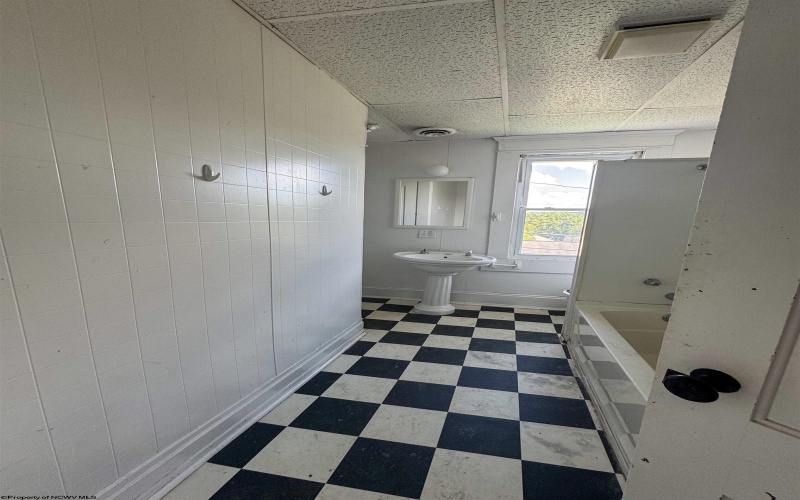 621 Louise Avenue, Morgantown, West Virginia 26505, 5 Bedrooms Bedrooms, 11 Rooms Rooms,1 BathroomBathrooms,Single Family Detached,For Sale,Louise,10161214