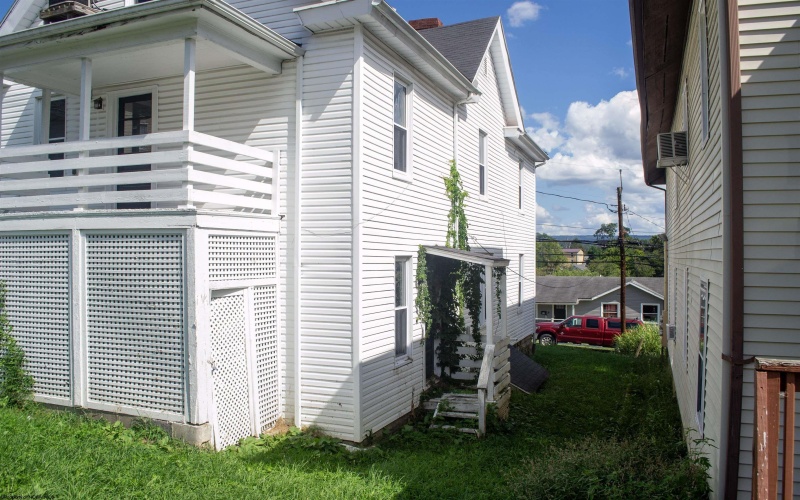 621 Louise Avenue, Morgantown, West Virginia 26505, 5 Bedrooms Bedrooms, 11 Rooms Rooms,1 BathroomBathrooms,Single Family Detached,For Sale,Louise,10161214