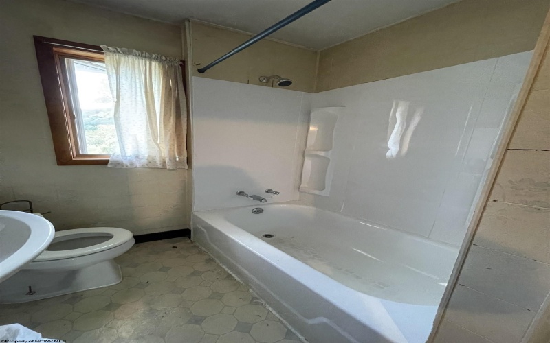 8 Skin Creek Road, Weston, West Virginia 26452, 4 Bedrooms Bedrooms, 8 Rooms Rooms,1 BathroomBathrooms,Single Family Detached,For Sale,Skin Creek,10161238