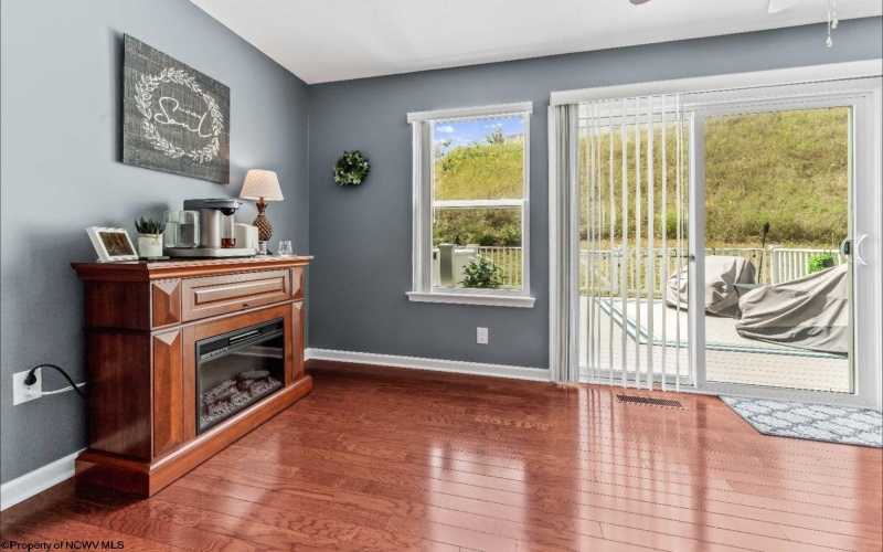 127 Tee Drive, Maidsville, West Virginia 26541, 3 Bedrooms Bedrooms, 8 Rooms Rooms,2 BathroomsBathrooms,Single Family Attached,For Sale,Tee,10161275