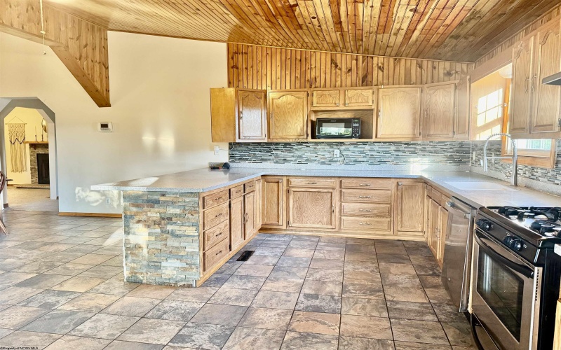 602 Hoult Road, Fairmont, West Virginia 26554, 3 Bedrooms Bedrooms, 6 Rooms Rooms,4 BathroomsBathrooms,Single Family Detached,For Sale,Hoult,10161288