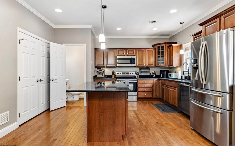 100 Claremont Court, Morgantown, West Virginia 26501, 3 Bedrooms Bedrooms, 7 Rooms Rooms,3 BathroomsBathrooms,Single Family Attached,For Sale,Claremont,10161319