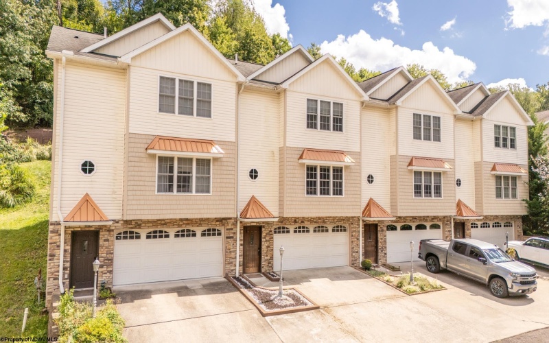 100 Claremont Court, Morgantown, West Virginia 26501, 3 Bedrooms Bedrooms, 7 Rooms Rooms,3 BathroomsBathrooms,Single Family Attached,For Sale,Claremont,10161319