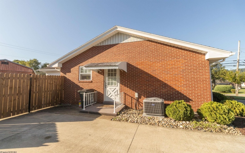 100 Vista Drive, Bridgeport, West Virginia 26330, 3 Bedrooms Bedrooms, 8 Rooms Rooms,2 BathroomsBathrooms,Single Family Detached,For Sale,Vista,10161322
