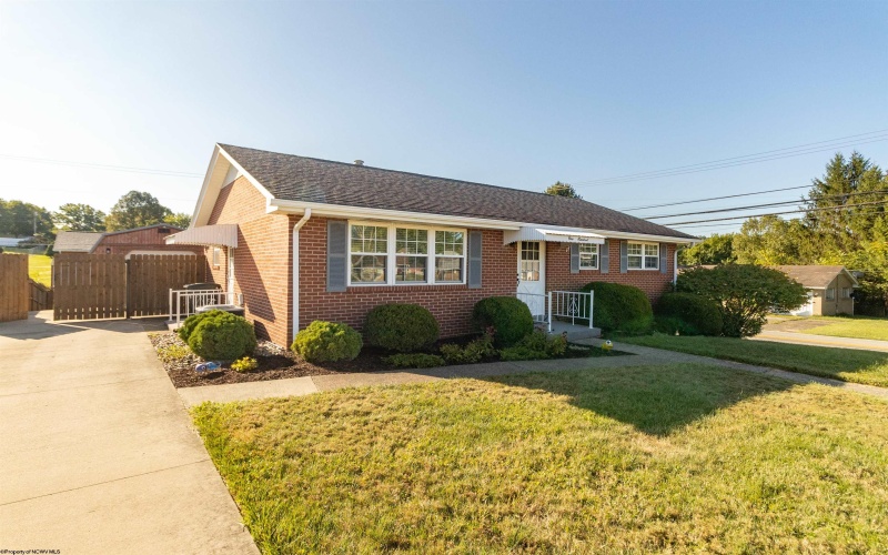 100 Vista Drive, Bridgeport, West Virginia 26330, 3 Bedrooms Bedrooms, 8 Rooms Rooms,2 BathroomsBathrooms,Single Family Detached,For Sale,Vista,10161322