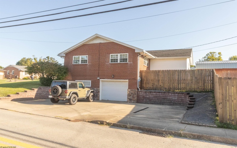 100 Vista Drive, Bridgeport, West Virginia 26330, 3 Bedrooms Bedrooms, 8 Rooms Rooms,2 BathroomsBathrooms,Single Family Detached,For Sale,Vista,10161322