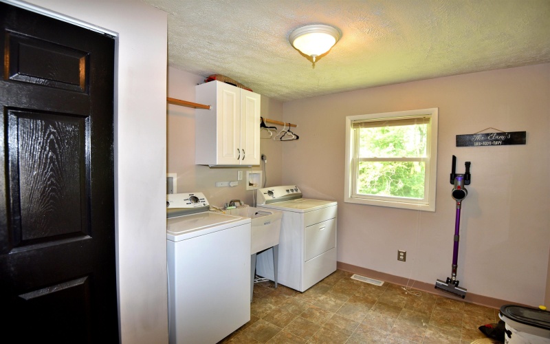 1127 Deerfield Drive, Fairmont, West Virginia 26554, 3 Bedrooms Bedrooms, 7 Rooms Rooms,2 BathroomsBathrooms,Single Family Detached,For Sale,Deerfield,10161323