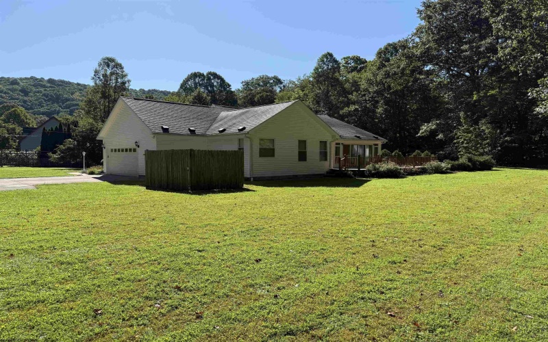 125 Amber Lane, Fairmont, West Virginia 26554, 3 Bedrooms Bedrooms, 10 Rooms Rooms,2 BathroomsBathrooms,Single Family Detached,For Sale,Amber,10161327