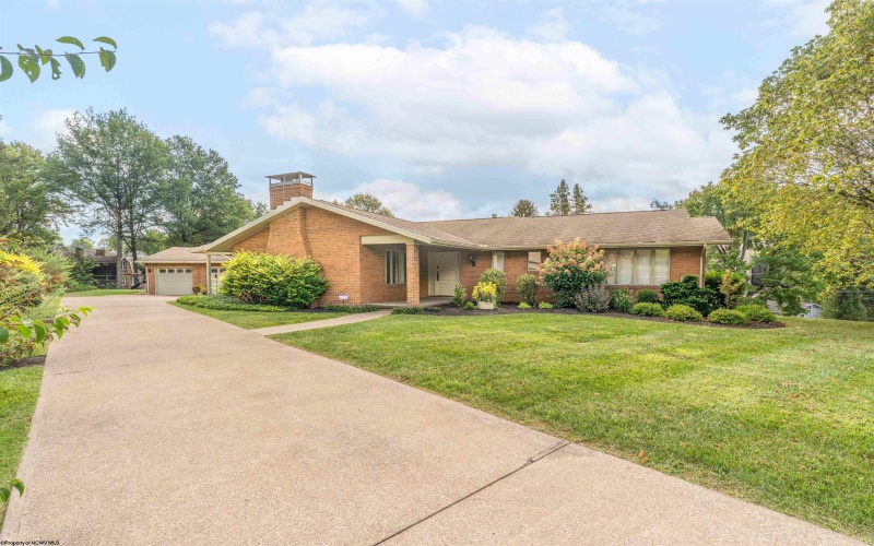 10 Kingston Drive, Morgantown, West Virginia 26505, 3 Bedrooms Bedrooms, 8 Rooms Rooms,3 BathroomsBathrooms,Single Family Detached,For Sale,Kingston,10161341