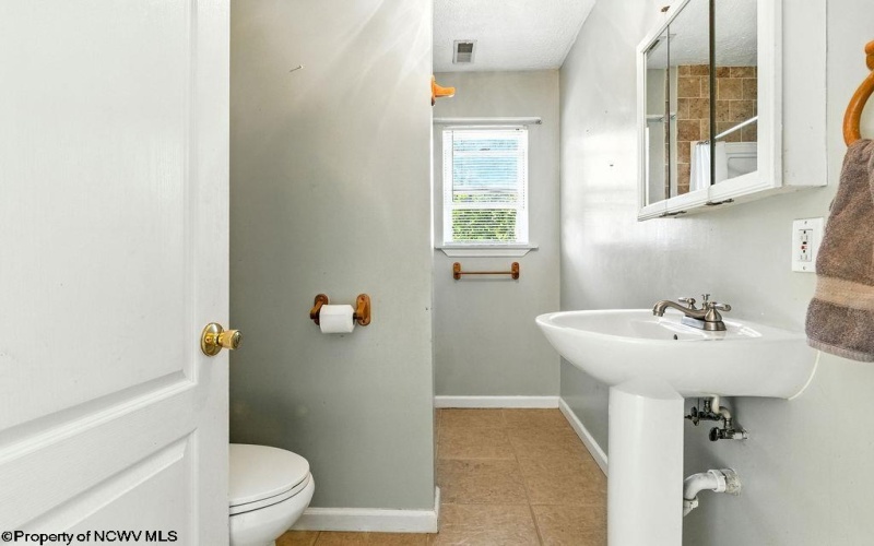 82 Robinwood Drive, Mount Clare, West Virginia 26408, 3 Bedrooms Bedrooms, 8 Rooms Rooms,2 BathroomsBathrooms,Single Family Detached,For Sale,Robinwood,10161340