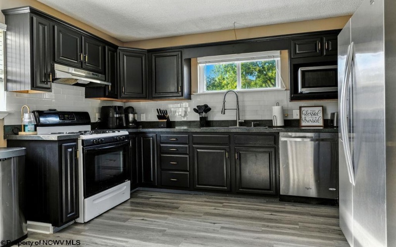 82 Robinwood Drive, Mount Clare, West Virginia 26408, 3 Bedrooms Bedrooms, 8 Rooms Rooms,2 BathroomsBathrooms,Single Family Detached,For Sale,Robinwood,10161340