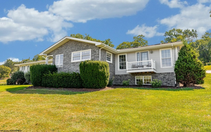 203 Foothills Lane, Morgantown, West Virginia 26508, 3 Bedrooms Bedrooms, 9 Rooms Rooms,2 BathroomsBathrooms,Single Family Detached,For Sale,Foothills,10161338