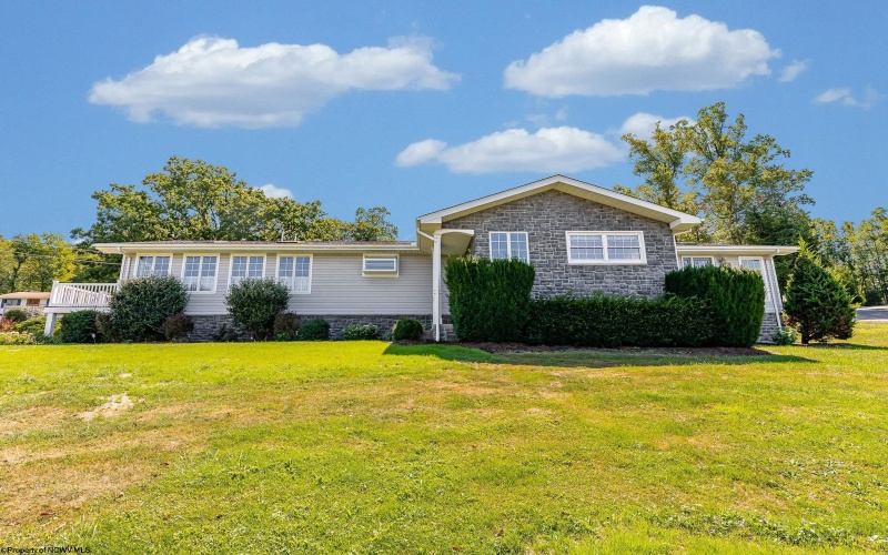 203 Foothills Lane, Morgantown, West Virginia 26508, 3 Bedrooms Bedrooms, 9 Rooms Rooms,2 BathroomsBathrooms,Single Family Detached,For Sale,Foothills,10161338