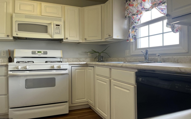 112 Donna Avenue, Morgantown, West Virginia 26505, 4 Bedrooms Bedrooms, 7 Rooms Rooms,3 BathroomsBathrooms,Single Family Attached,For Sale,Donna,10161342
