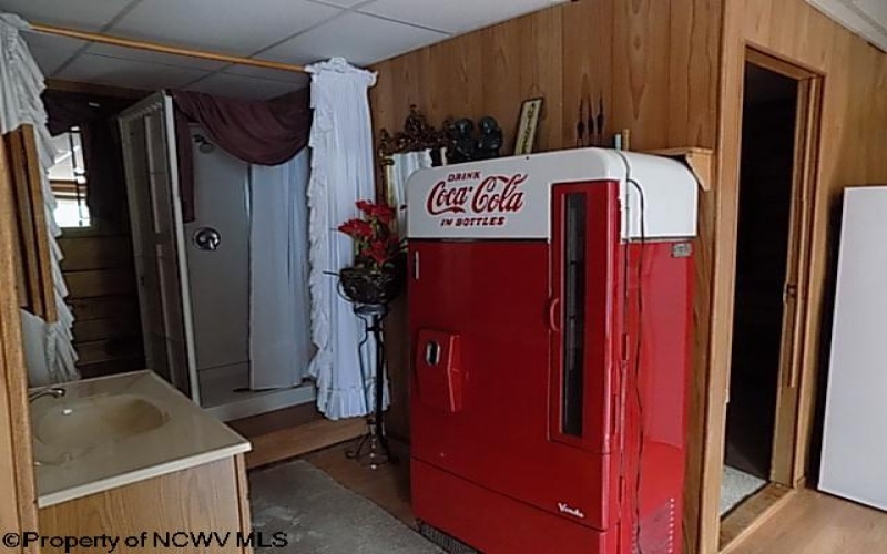 1076 Kingwood Pike, Morgantown, West Virginia 26508, 3 Bedrooms Bedrooms, 8 Rooms Rooms,2 BathroomsBathrooms,Single Family Detached,For Sale,Kingwood,10161367