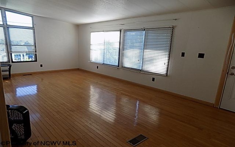 1076 Kingwood Pike, Morgantown, West Virginia 26508, 3 Bedrooms Bedrooms, 8 Rooms Rooms,2 BathroomsBathrooms,Single Family Detached,For Sale,Kingwood,10161367