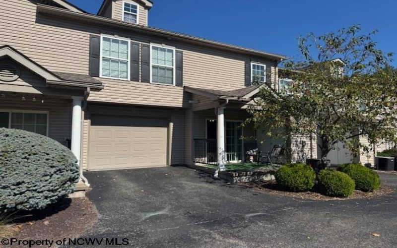 114 Barrington Court, Bridgeport, West Virginia 26330, 3 Bedrooms Bedrooms, 8 Rooms Rooms,2 BathroomsBathrooms,Single Family Attached,For Sale,Barrington,10161394