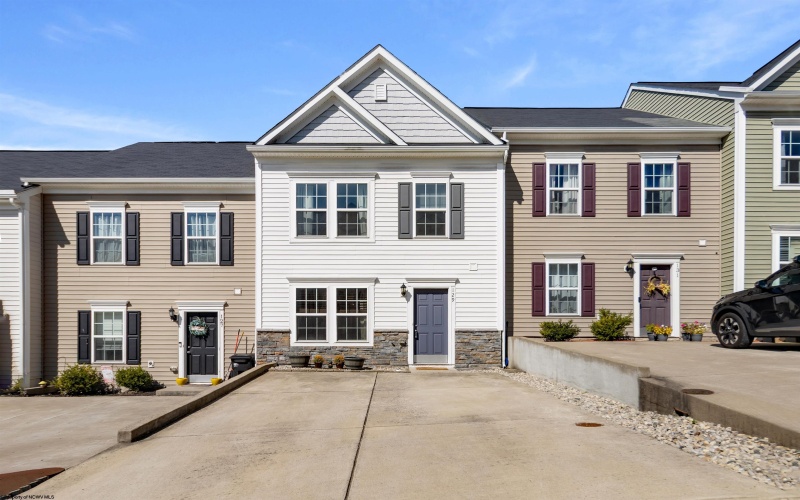 129 Inlet Street, Morgantown, West Virginia 26508, 3 Bedrooms Bedrooms, 6 Rooms Rooms,2 BathroomsBathrooms,Single Family Attached,For Sale,Inlet,10161393