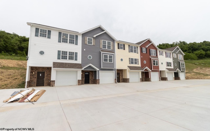 105 Northern Heights Drive, Clarksburg, West Virginia 26301, 4 Bedrooms Bedrooms, 6 Rooms Rooms,2 BathroomsBathrooms,Single Family Attached,For Sale,Northern Heights,10161383