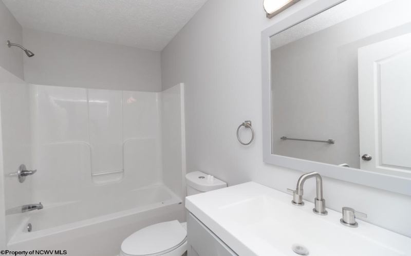 105 Northern Heights Drive, Clarksburg, West Virginia 26301, 4 Bedrooms Bedrooms, 6 Rooms Rooms,2 BathroomsBathrooms,Single Family Attached,For Sale,Northern Heights,10161383