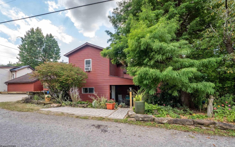 8 Drake Road, Morgantown, West Virginia 26501, 2 Bedrooms Bedrooms, 9 Rooms Rooms,1 BathroomBathrooms,Single Family Detached,For Sale,Drake,10161374