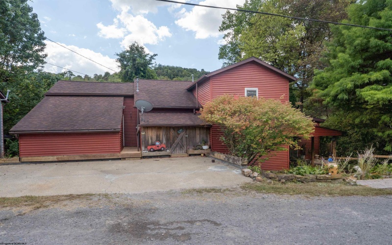 8 Drake Road, Morgantown, West Virginia 26501, 2 Bedrooms Bedrooms, 9 Rooms Rooms,1 BathroomBathrooms,Single Family Detached,For Sale,Drake,10161374
