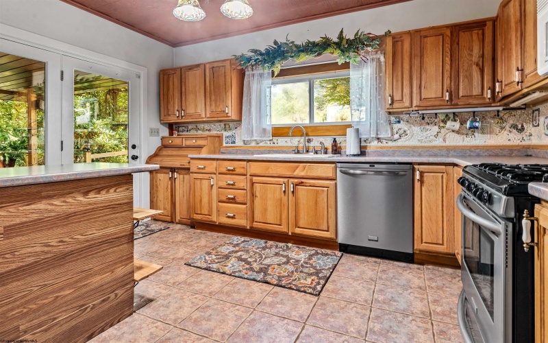 8 Drake Road, Morgantown, West Virginia 26501, 2 Bedrooms Bedrooms, 9 Rooms Rooms,1 BathroomBathrooms,Single Family Detached,For Sale,Drake,10161374