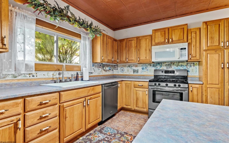 8 Drake Road, Morgantown, West Virginia 26501, 2 Bedrooms Bedrooms, 9 Rooms Rooms,1 BathroomBathrooms,Single Family Detached,For Sale,Drake,10161374