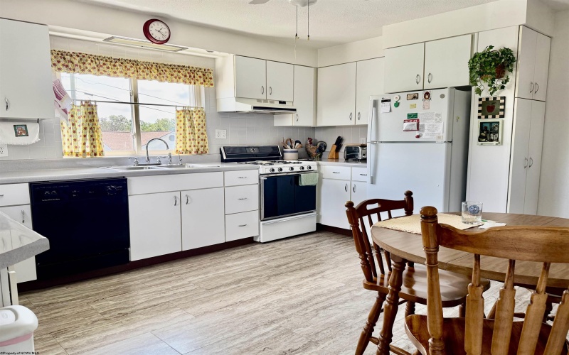 1617 Crestmont Circle, Fairmont, West Virginia 26554, 3 Bedrooms Bedrooms, 5 Rooms Rooms,1 BathroomBathrooms,Single Family Detached,For Sale,Crestmont,10161409