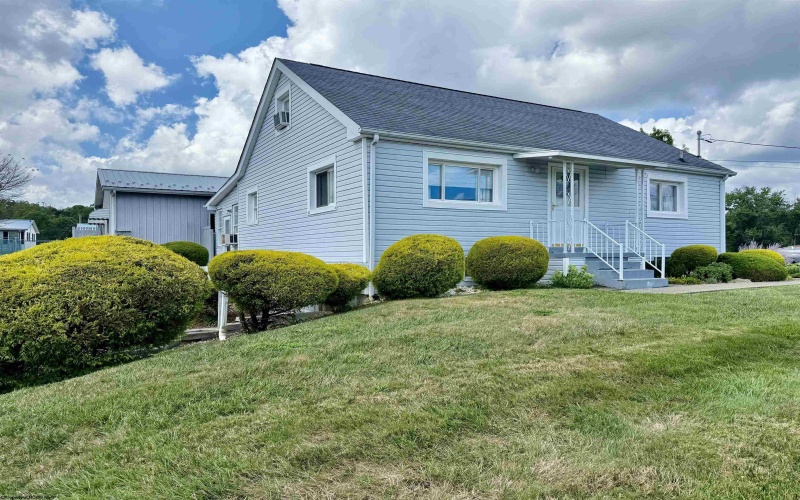 1617 Crestmont Circle, Fairmont, West Virginia 26554, 3 Bedrooms Bedrooms, 5 Rooms Rooms,1 BathroomBathrooms,Single Family Detached,For Sale,Crestmont,10161409