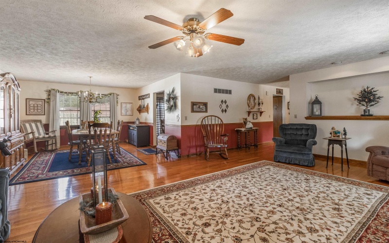 108 Ventura Drive, Bridgeport, West Virginia 26330, 3 Bedrooms Bedrooms, 9 Rooms Rooms,3 BathroomsBathrooms,Single Family Detached,For Sale,Ventura,10161419