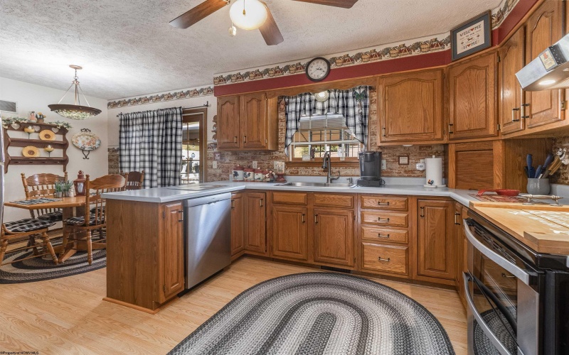 108 Ventura Drive, Bridgeport, West Virginia 26330, 3 Bedrooms Bedrooms, 9 Rooms Rooms,3 BathroomsBathrooms,Single Family Detached,For Sale,Ventura,10161419