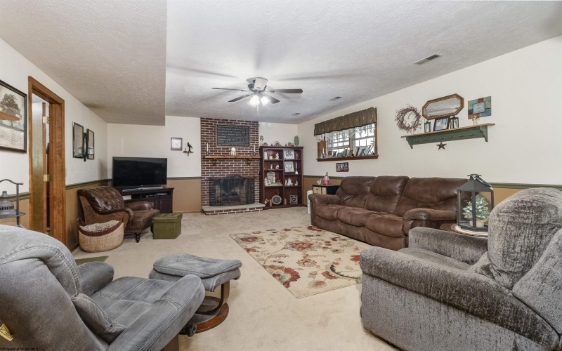 108 Ventura Drive, Bridgeport, West Virginia 26330, 3 Bedrooms Bedrooms, 9 Rooms Rooms,3 BathroomsBathrooms,Single Family Detached,For Sale,Ventura,10161419