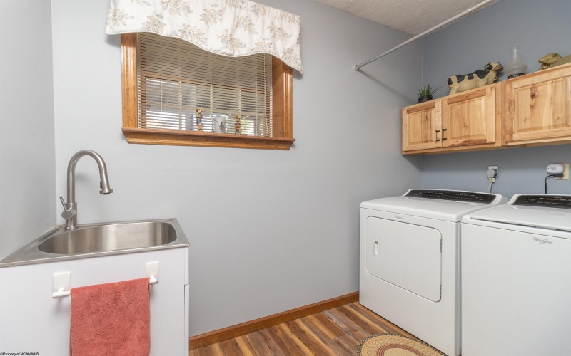 108 Ventura Drive, Bridgeport, West Virginia 26330, 3 Bedrooms Bedrooms, 9 Rooms Rooms,3 BathroomsBathrooms,Single Family Detached,For Sale,Ventura,10161419