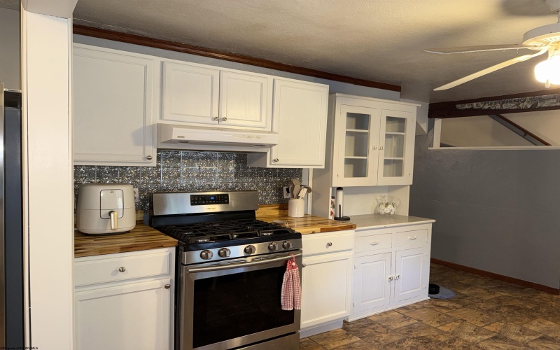 262 Eakin Avenue, Dailey, West Virginia 26259, 4 Bedrooms Bedrooms, 6 Rooms Rooms,2 BathroomsBathrooms,Single Family Detached,For Sale,Eakin,10161439