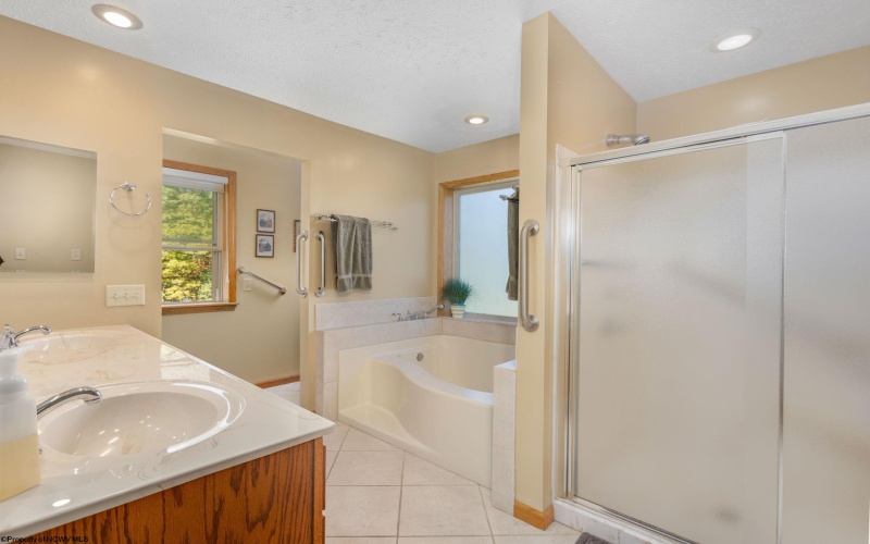 42 Lakeview Drive, Terra Alta, West Virginia 26764, 4 Bedrooms Bedrooms, 17 Rooms Rooms,3 BathroomsBathrooms,Single Family Detached,For Sale,Lakeview,10161476