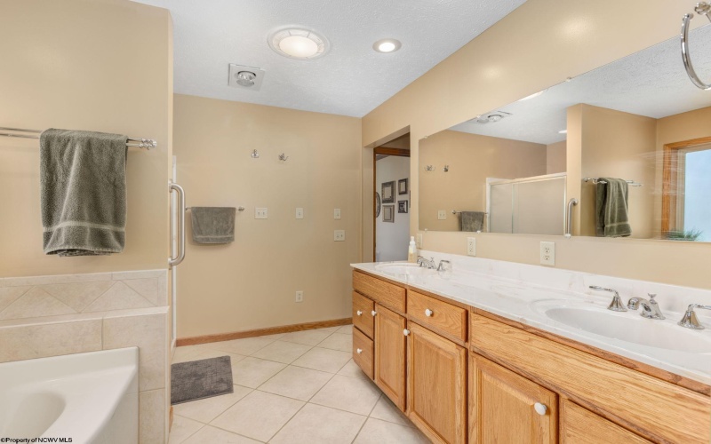 42 Lakeview Drive, Terra Alta, West Virginia 26764, 4 Bedrooms Bedrooms, 17 Rooms Rooms,3 BathroomsBathrooms,Single Family Detached,For Sale,Lakeview,10161476