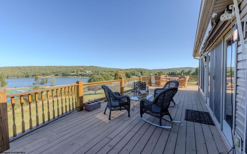 42 Lakeview Drive, Terra Alta, West Virginia 26764, 4 Bedrooms Bedrooms, 17 Rooms Rooms,3 BathroomsBathrooms,Single Family Detached,For Sale,Lakeview,10161476