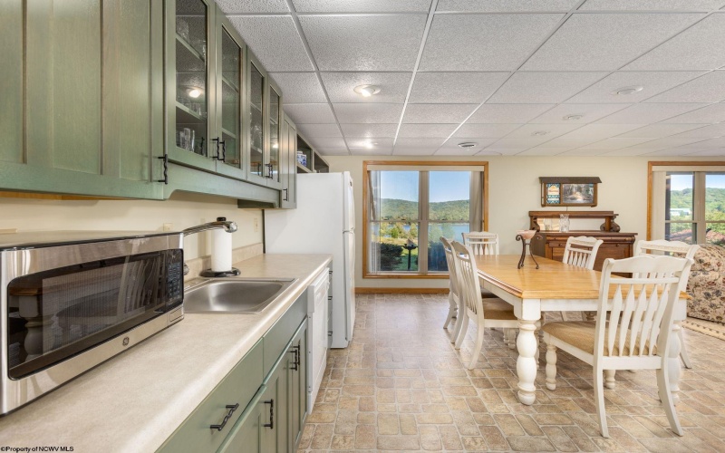 42 Lakeview Drive, Terra Alta, West Virginia 26764, 4 Bedrooms Bedrooms, 17 Rooms Rooms,3 BathroomsBathrooms,Single Family Detached,For Sale,Lakeview,10161476